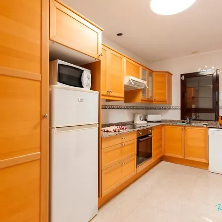 3-bed With Roof Terrace & Great Views Malvasia Villa