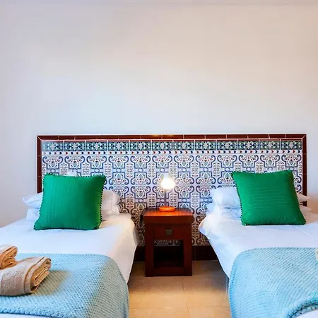 3-bed With Roof Terrace & Great Views Malvasia Villa *