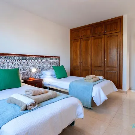 3-bed With Roof Terrace & Great Views Malvasia Villa *